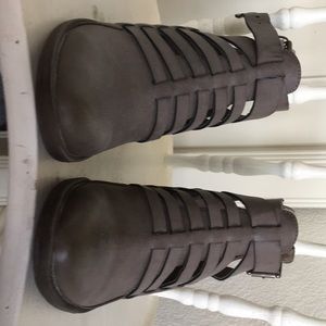 Ankle boots with cutout